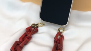 Universal phone chain short red